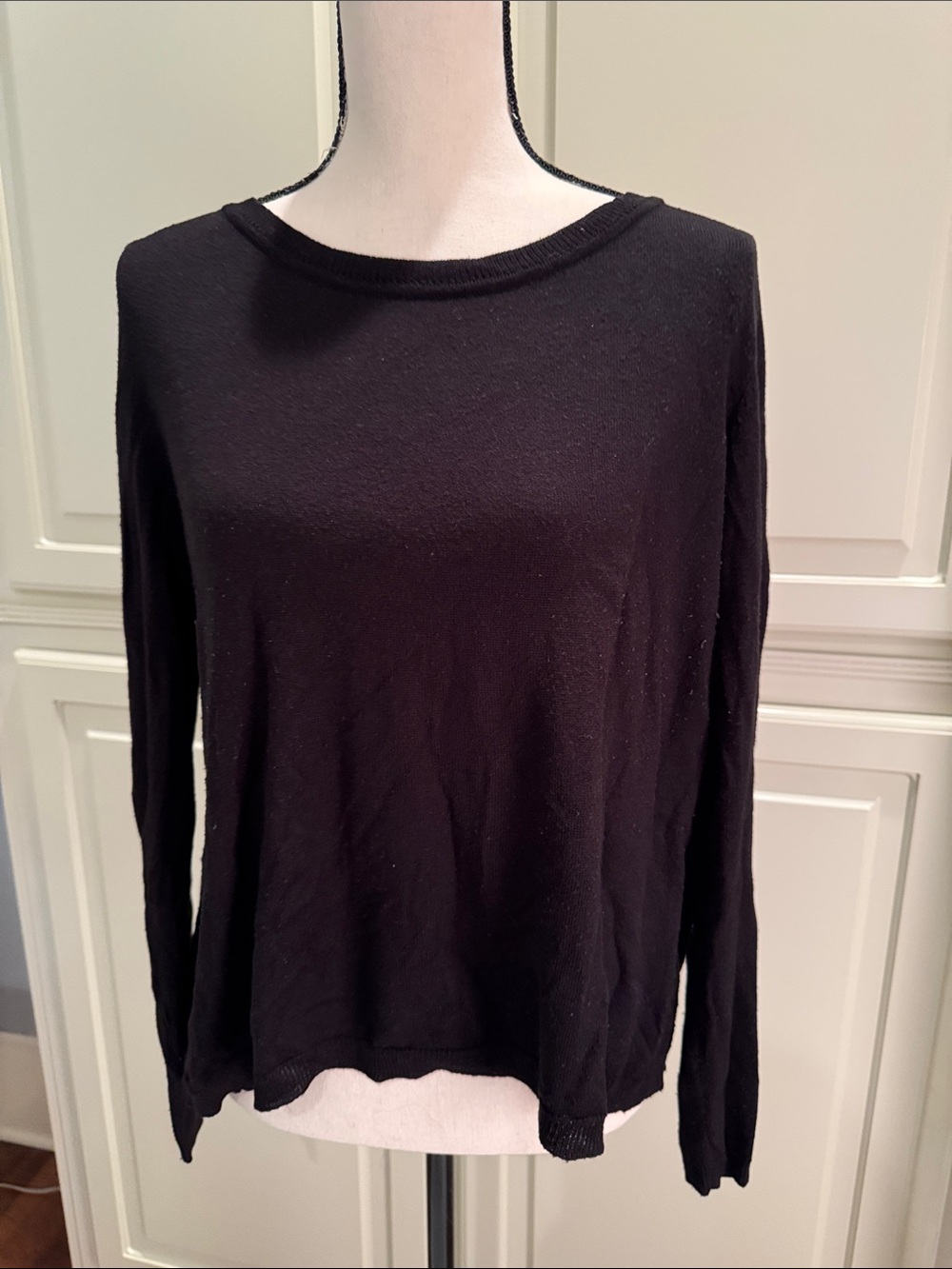 Women's Black Long-Sleeve Crewneck sweater